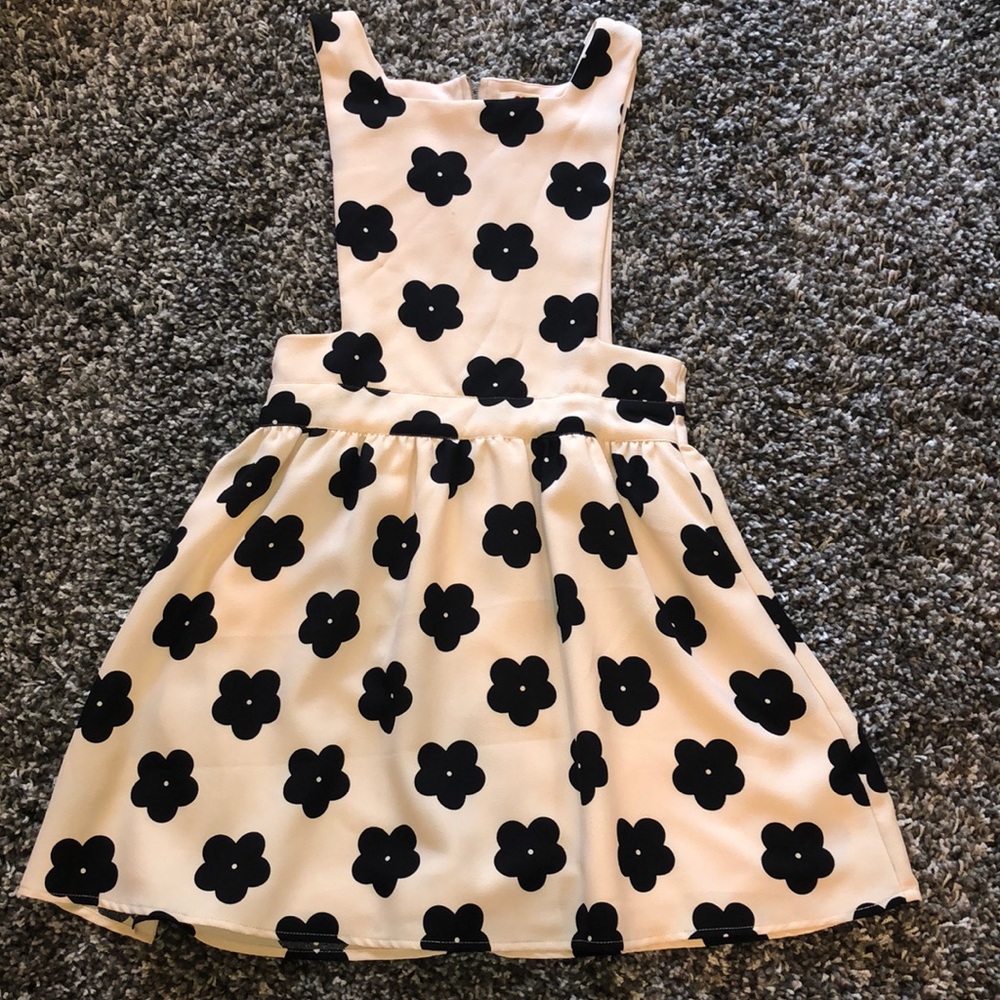 Cute junior size floral dress.